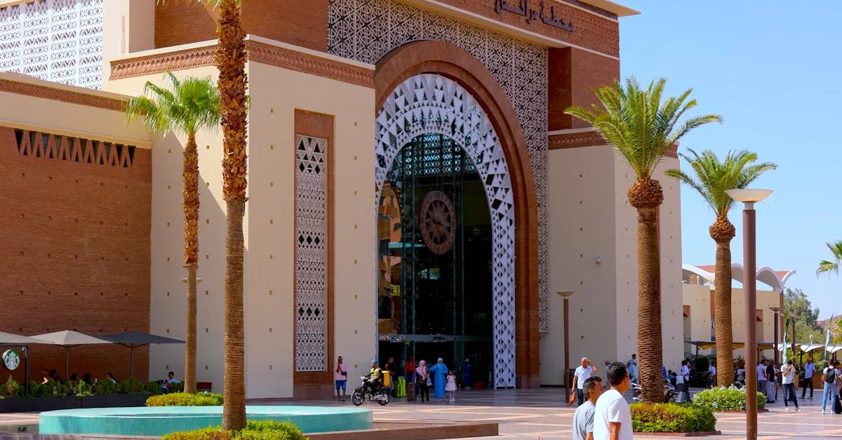 Voyageurs dans une médina du Maroc : conseils pour voyager en sécurité
