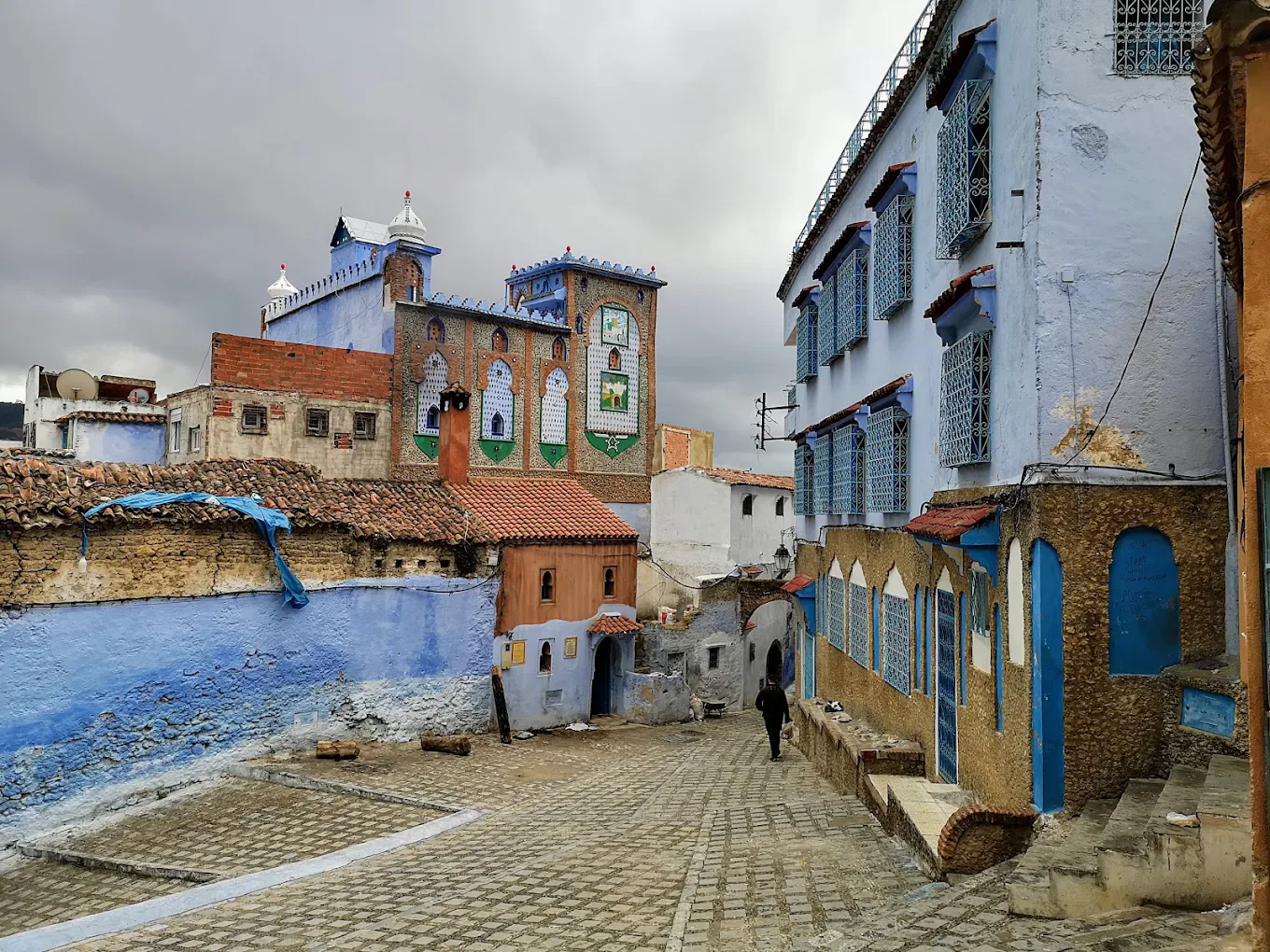 Vicolo azzurro di Chefchaouen durante il tour di gruppo di 10 giorni
