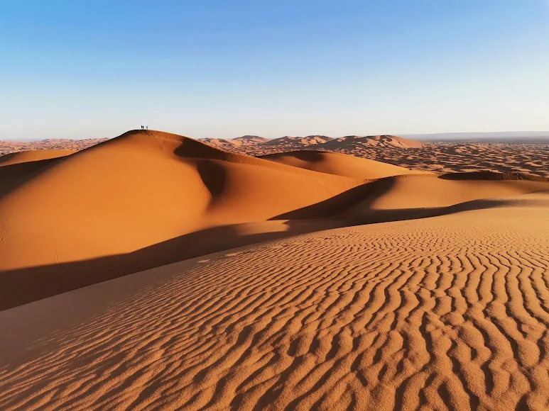 Alba sulle dune dell’Erg Chebbi durante il tour di gruppo di 8 giorni