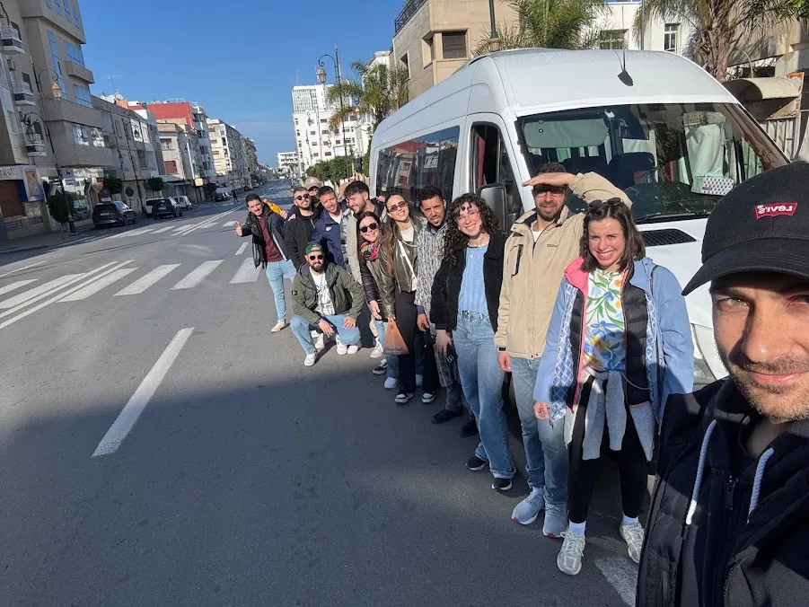 Il nostro minibus con il gruppo lungo la strada da Fes a Marrakech